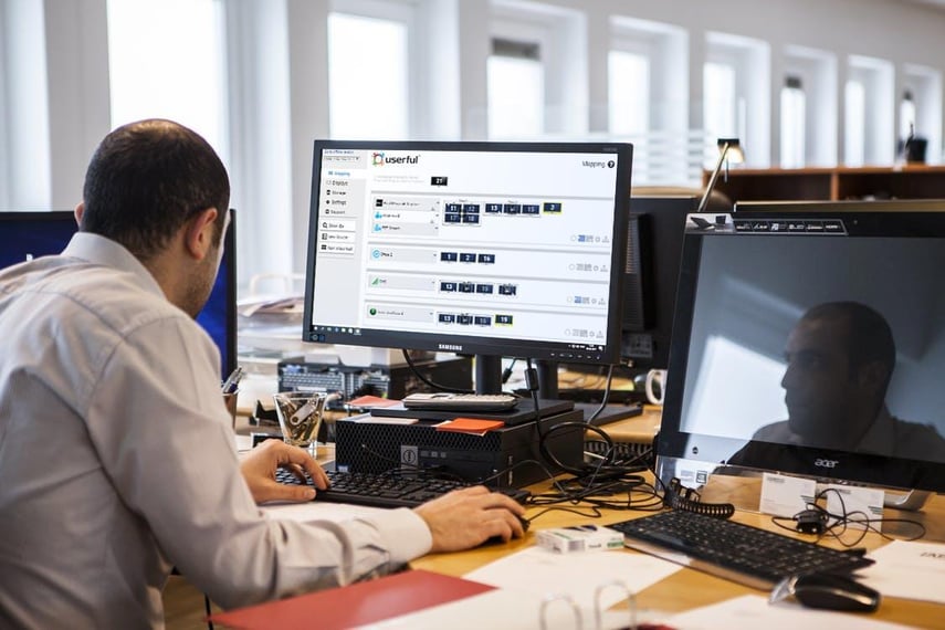 Man at his desk using the Userful Manager on his desktop