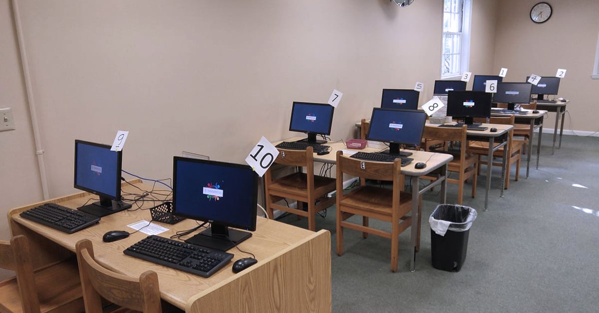 8 Workstations in a computer room at the Monro Country Public Library, managed by Userful Desktop